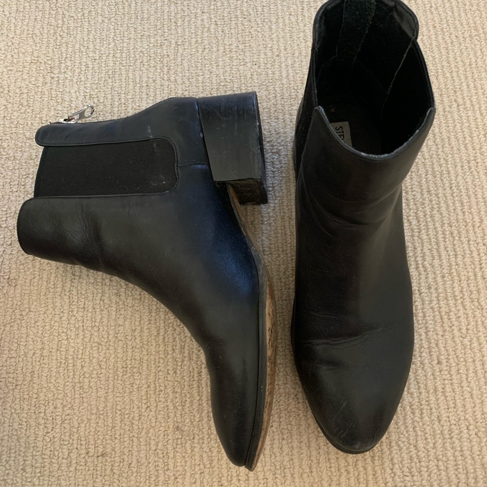 Black Steve Madden booties!